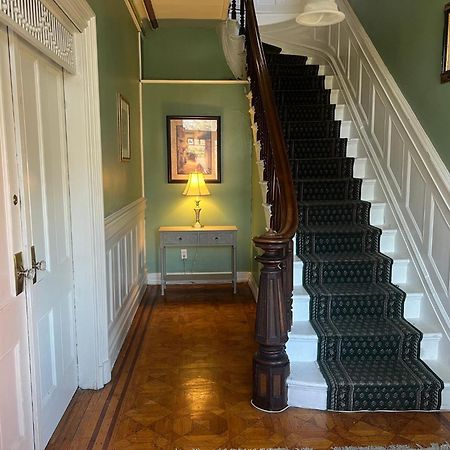 Private Victorian Apartment In Convenient City Location On 5 Acre, Sleeps 5 Poughkeepsie Eksteriør bilde