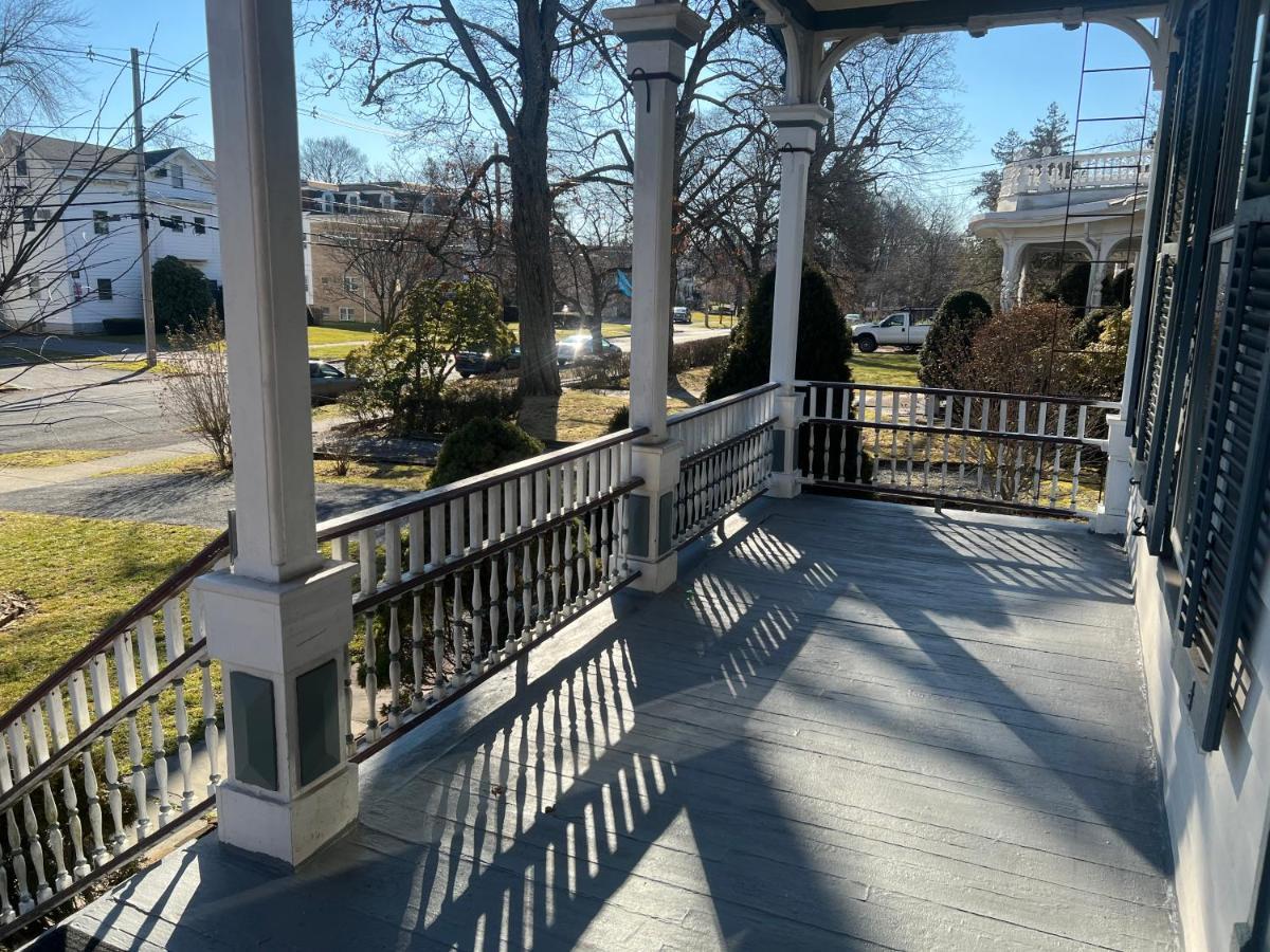 Private Victorian Apartment In Convenient City Location On 5 Acre, Sleeps 5 Poughkeepsie Eksteriør bilde