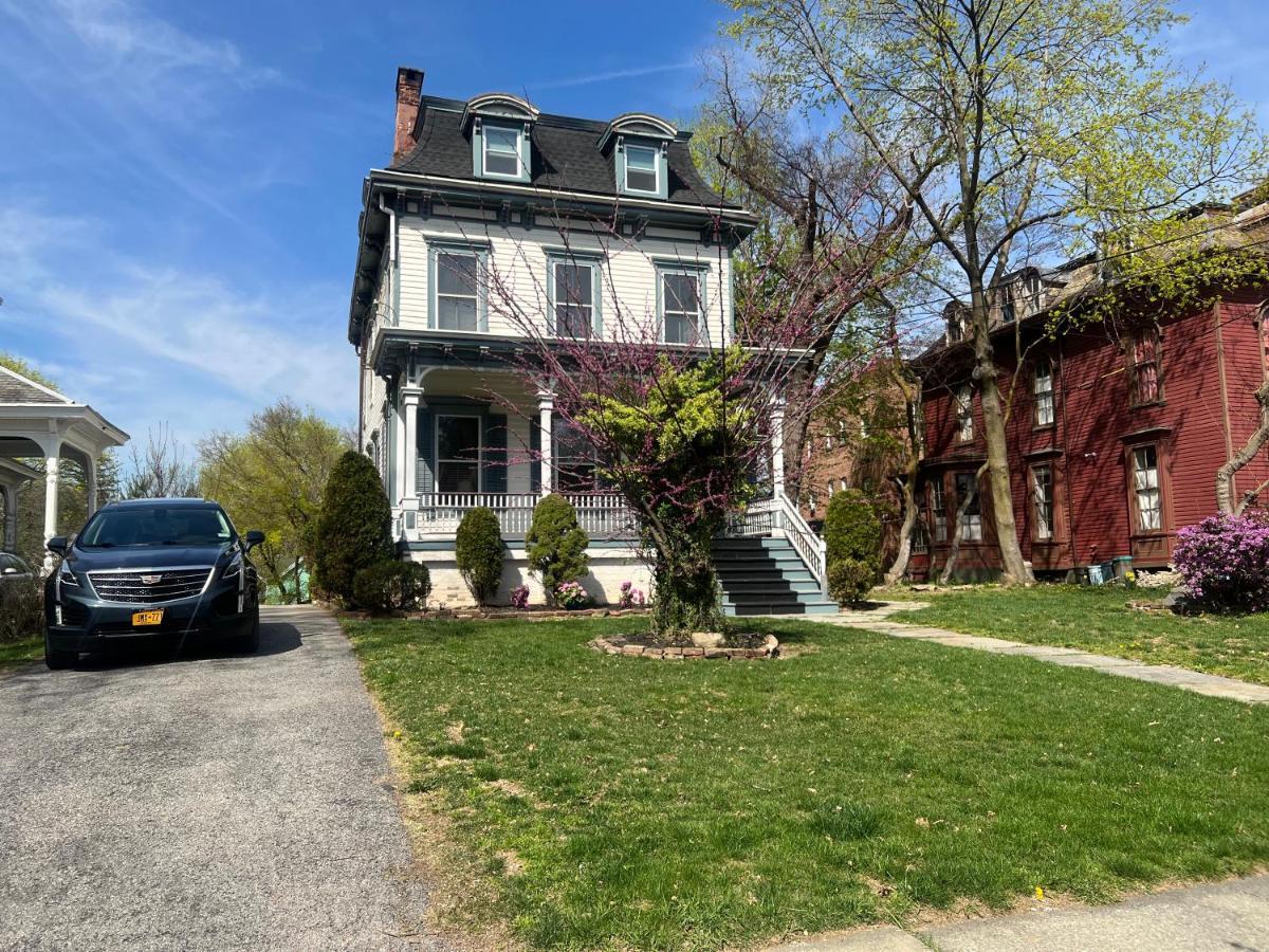Private Victorian Apartment In Convenient City Location On 5 Acre, Sleeps 5 Poughkeepsie Eksteriør bilde