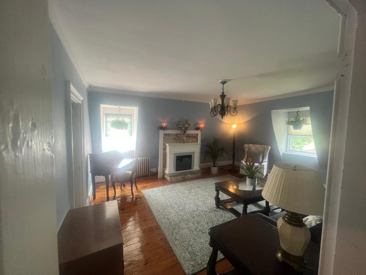 Private Victorian Apartment In Convenient City Location On 5 Acre, Sleeps 5 Poughkeepsie Eksteriør bilde