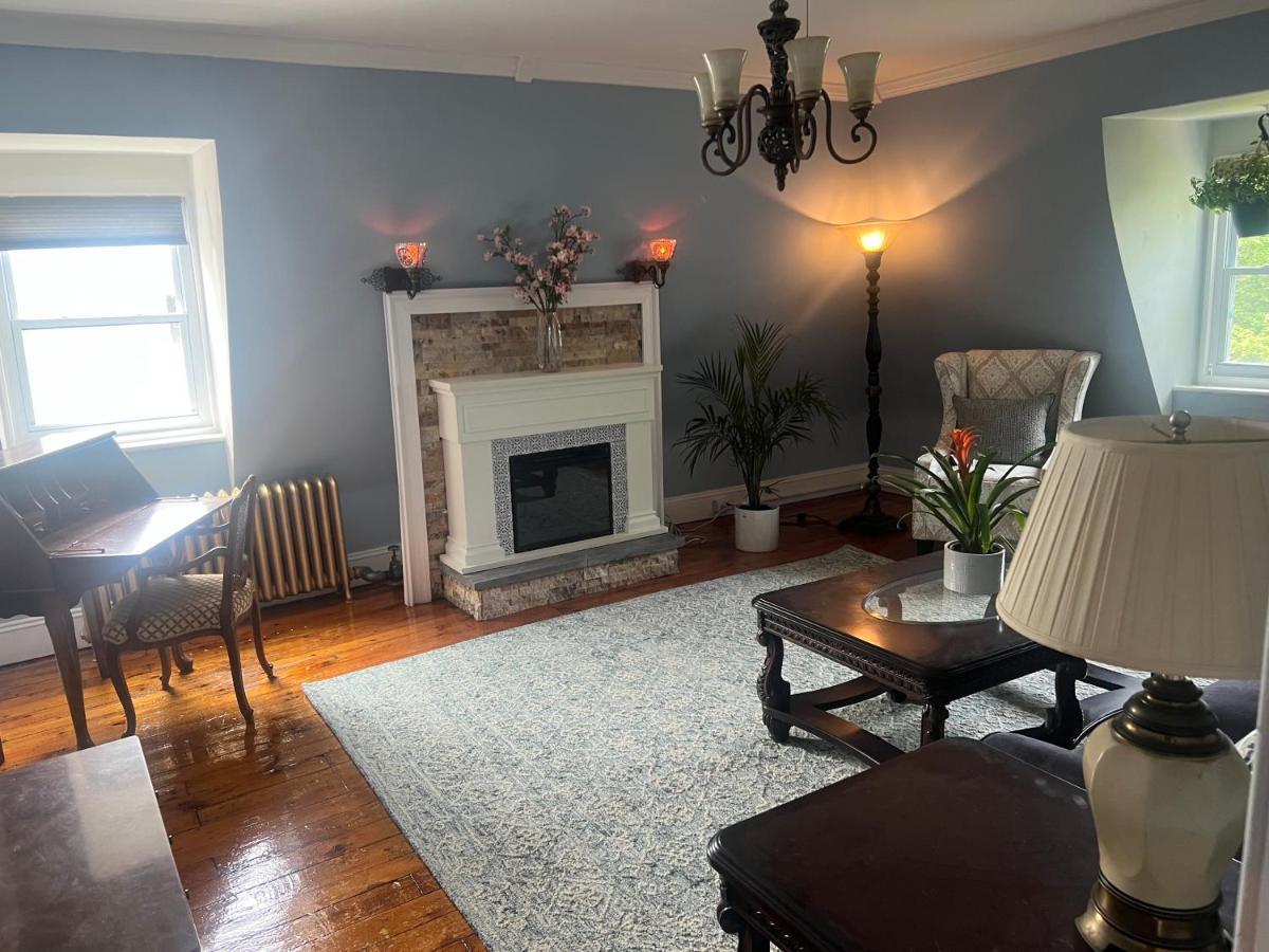 Private Victorian Apartment In Convenient City Location On 5 Acre, Sleeps 5 Poughkeepsie Eksteriør bilde