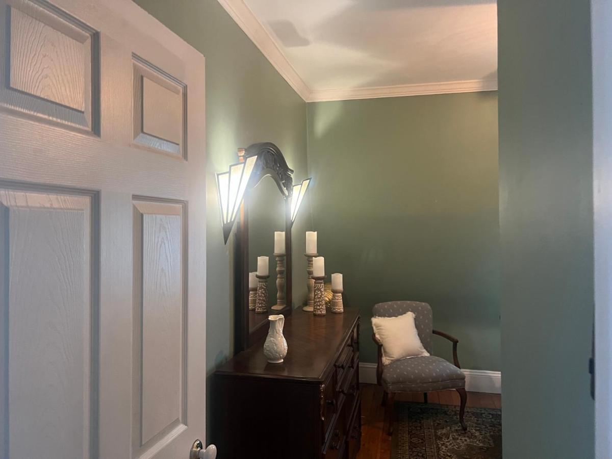 Private Victorian Apartment In Convenient City Location On 5 Acre, Sleeps 5 Poughkeepsie Eksteriør bilde