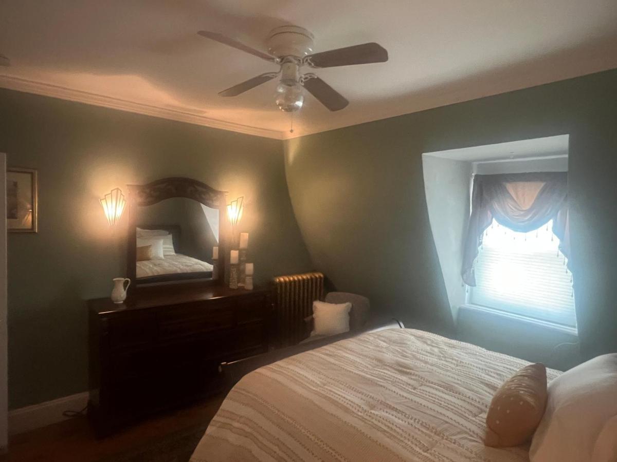 Private Victorian Apartment In Convenient City Location On 5 Acre, Sleeps 5 Poughkeepsie Eksteriør bilde