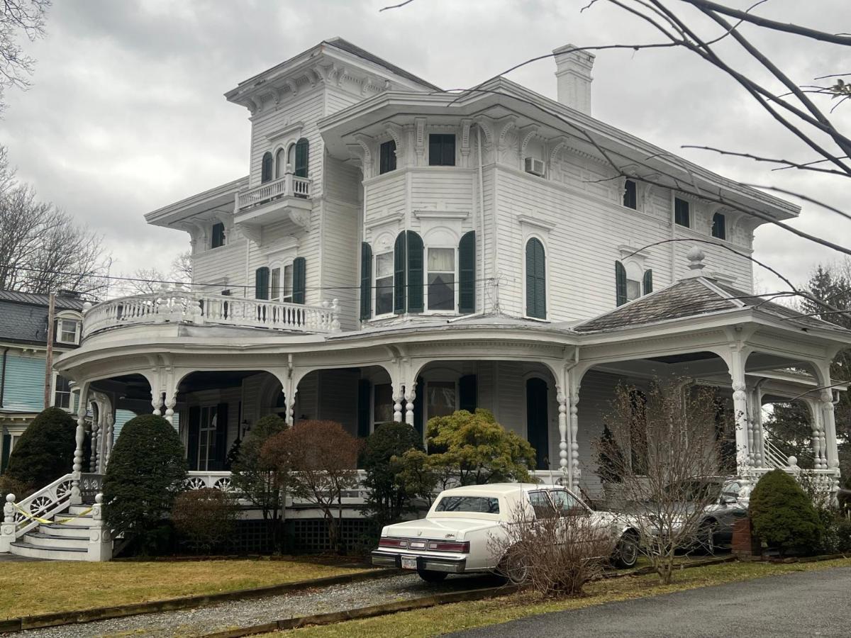 Private Victorian Apartment In Convenient City Location On 5 Acre, Sleeps 5 Poughkeepsie Eksteriør bilde