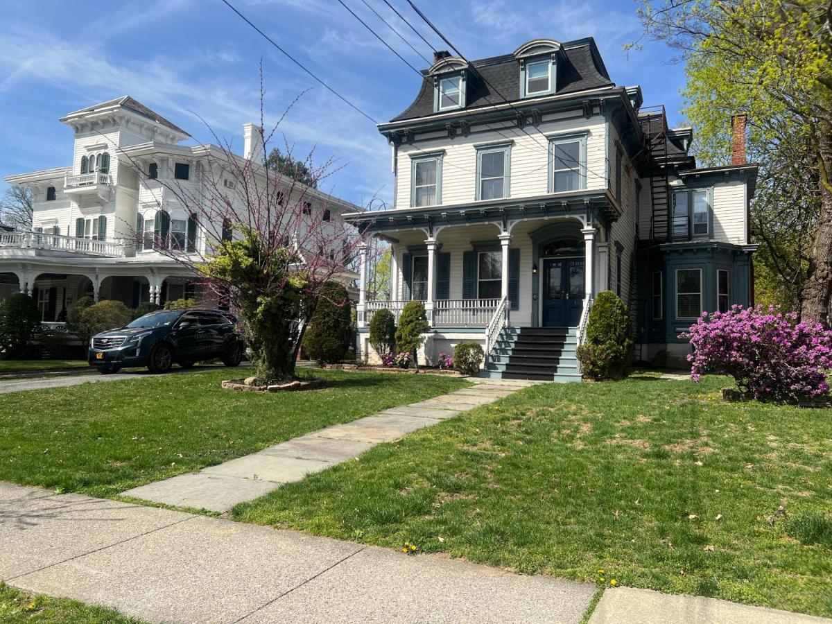 Private Victorian Apartment In Convenient City Location On 5 Acre, Sleeps 5 Poughkeepsie Eksteriør bilde